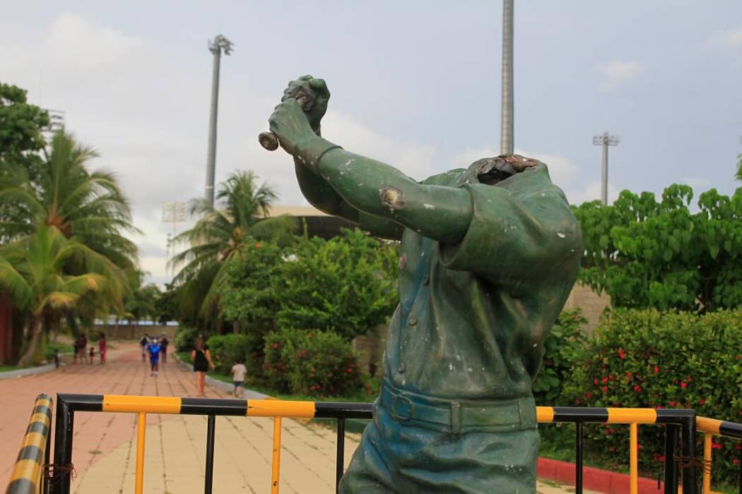 Estatua del beisbolista cartagenero Abel Leal en Cartagena