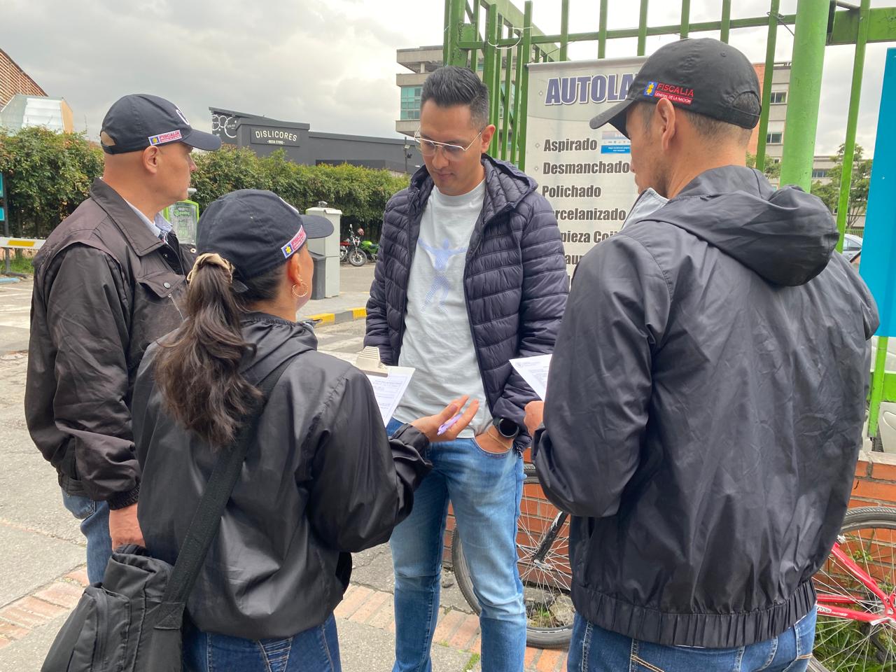 Exfuncionario de la Fiscalía, Víctor Alfonso Forero, y Juan Camilo López, investigador activo de la Fiscalía.