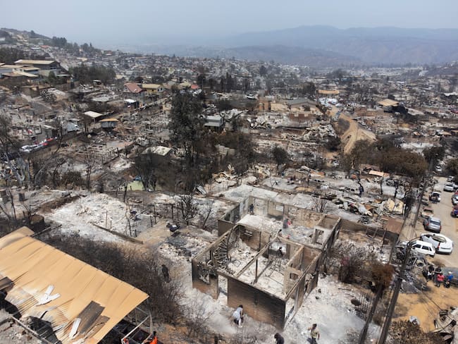 ACTUALIZA INFORMACIÓN AME5705. VIÑA DEL MAR (CHILE), 04/02/2024.- Fotografía aérea que muestra hoy el sector de Achupallas, afectado por incendios forestales de Viña del Mar, Región de Valparaiso (Chile). El número de fallecidos en los devastadores incendios que azotan la región de Valparaíso, a 100 kilómetros al oeste de Santiago, aumentó a 99, de los cuales solo 32 han podido ser identificados, informó este domingo el Servicio Médico Legal (SML) de Chile. EFE/ Adriana Thomasa