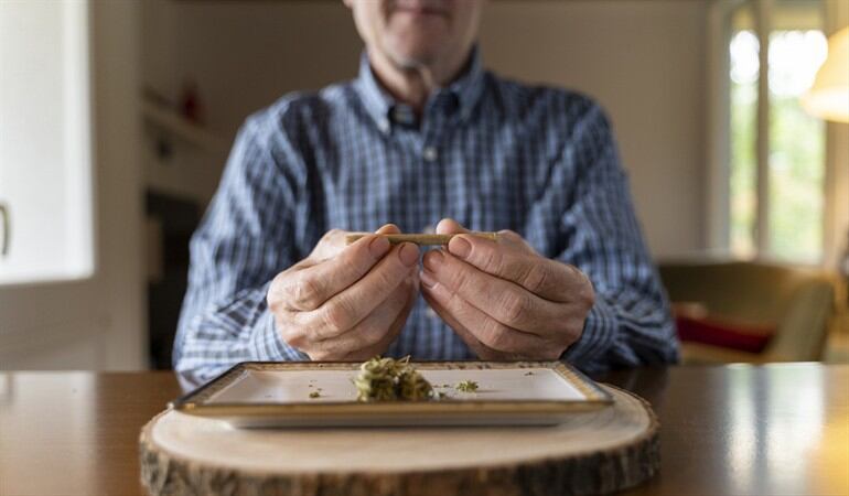 ¿Qué opina de regular el consumo de la marihuana en Colombia?. Foto: Getty Images/ Westend61