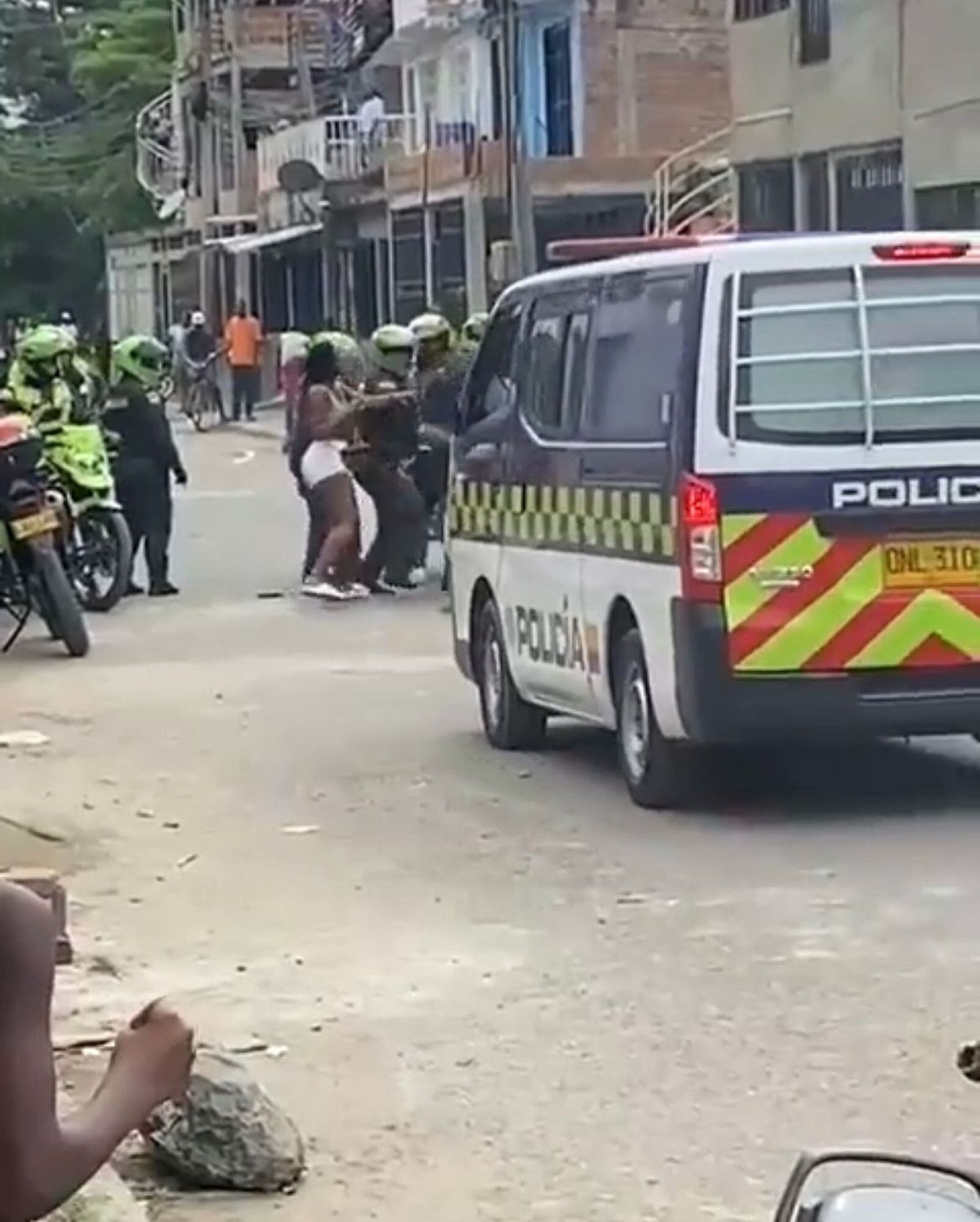 Los uniformados recibieron una golpiza con palos, piedras y patadas. Foto: Cortesía.