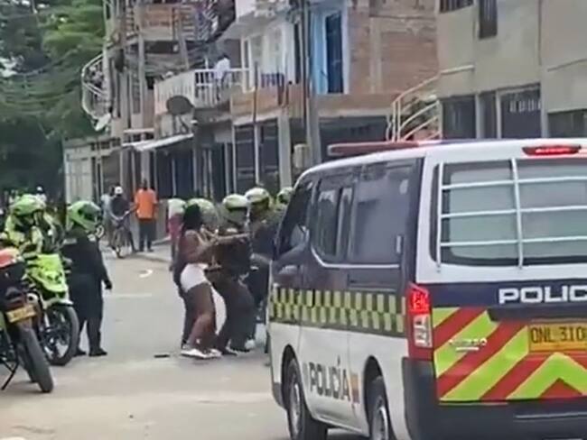 Los uniformados recibieron una golpiza con palos, piedras y patadas. Foto: Cortesía.