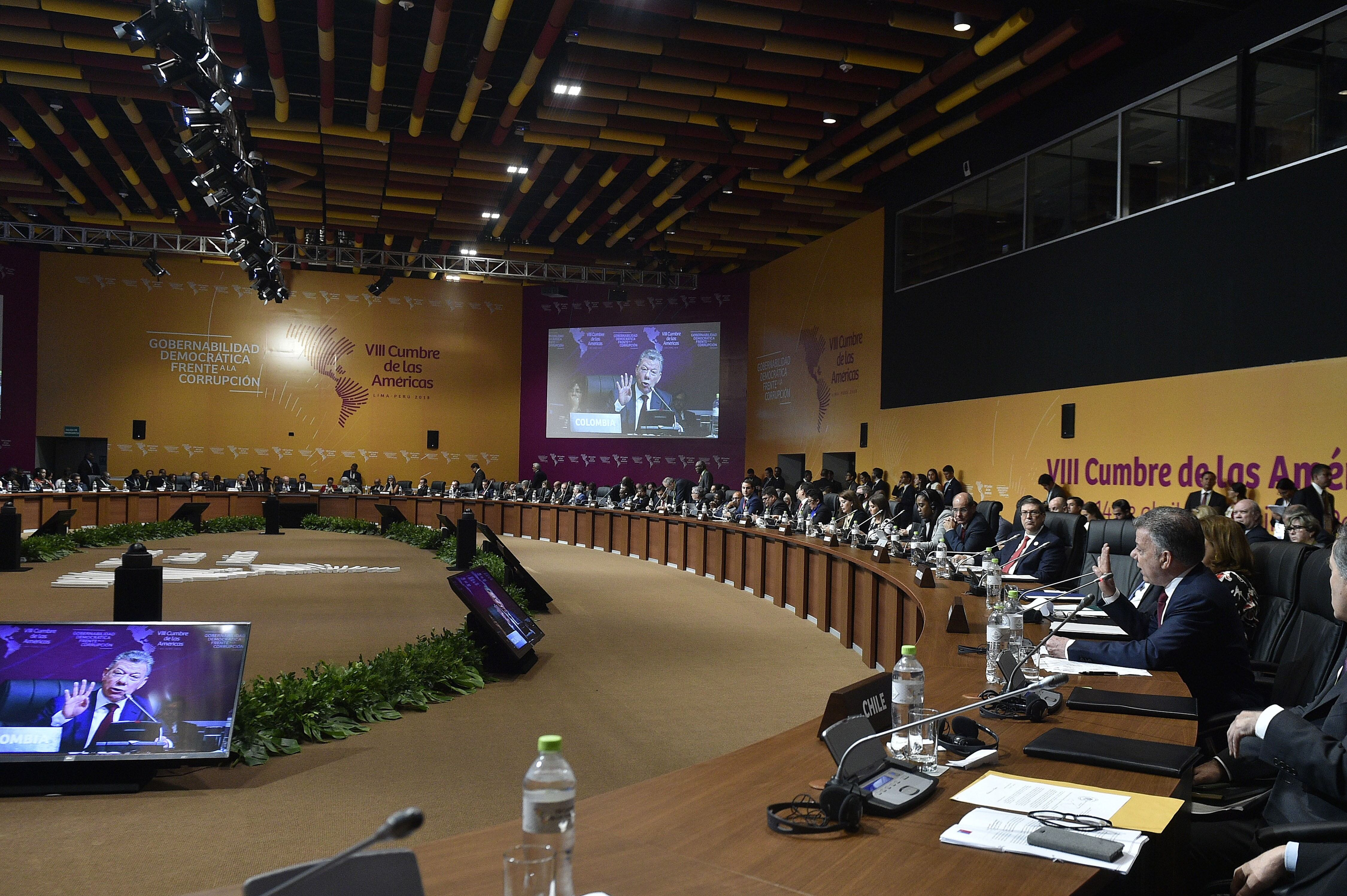 LIMA, PERU - APRIL 14: (----EDITORIAL USE ONLY MANDATORY CREDIT - 'COLOMBIAN PRESIDENCY PRESS OFFICE / CESAR CARRION / HANDOUT' - NO MARKETING NO ADVERTISING CAMPAIGNS - DISTRIBUTED AS A SERVICE TO CLIENTS----) Colombian President Juan Manuel Santos (R) makes a speech during the VIII Summit of the Americas in Lima, Peru on April 14, 2018. (Photo by Colombian Presidency Press Office / Cesar Carrion / Handout/Anadolu Agency/Getty Images)