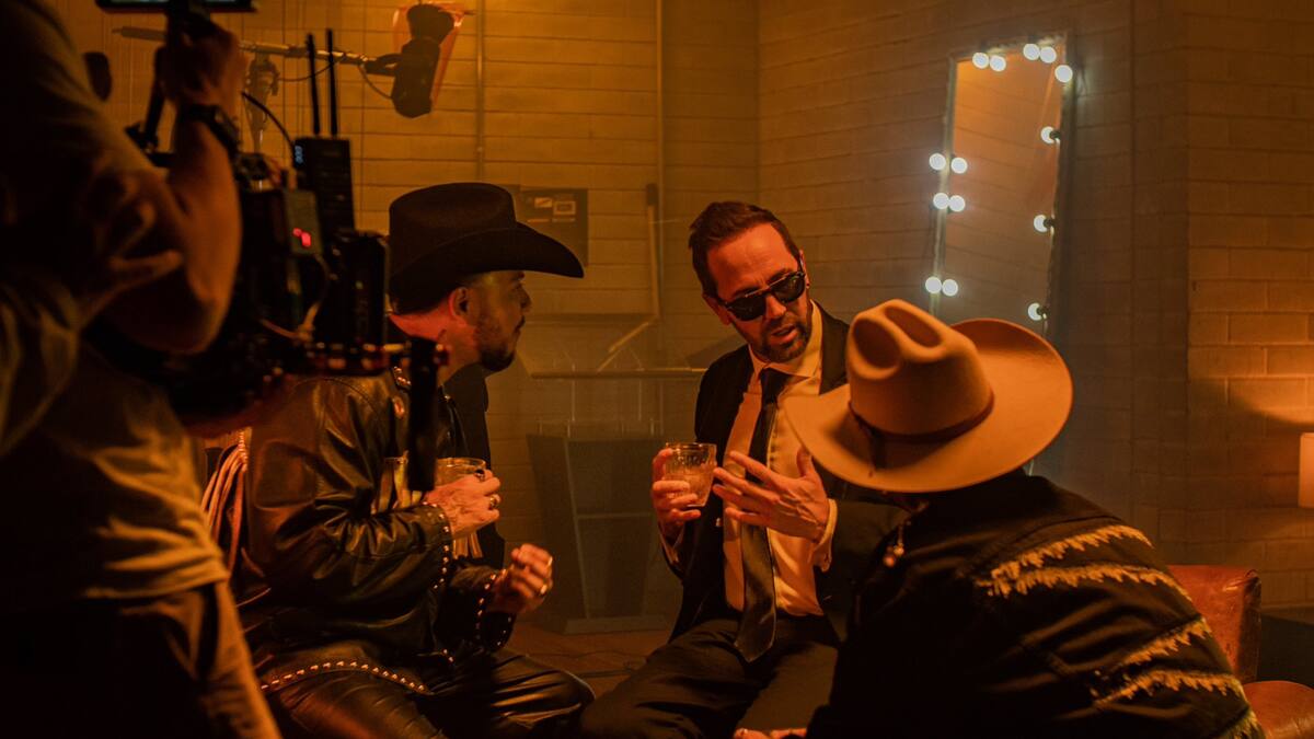 “Nos hemos reído mucho, es una parodia”: Lucas Arnau y Pasabordo por ‘La Interesada’