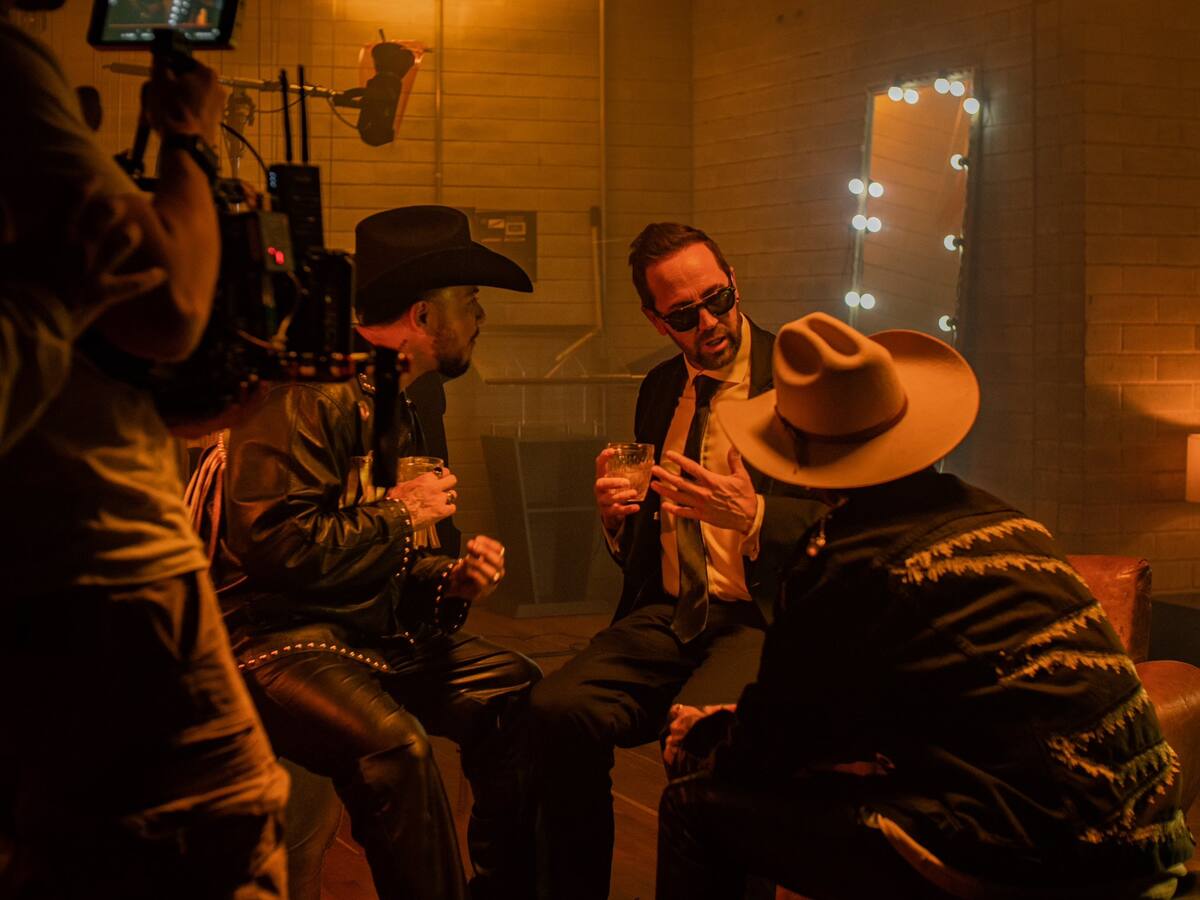 “Nos hemos reído mucho, es una parodia”: Lucas Arnau y Pasabordo por ‘La Interesada’