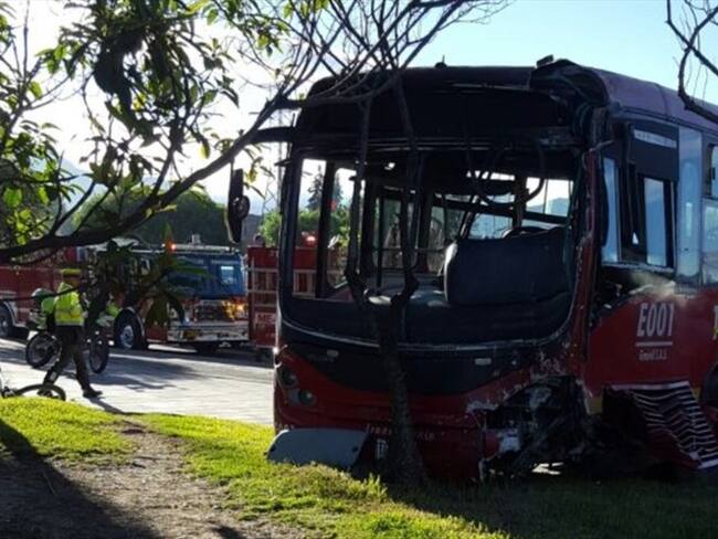 El hecho no dejó personas heridas, ya que al momento del incidente transitaba sin pasajeros. Foto: En Twitter, @anitavelez9