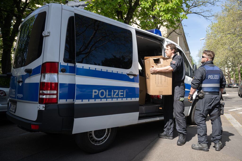 03 May 2023, Rhineland-Palatinate, Mainz: Police officers unload a van with seized material from a raid in several German states against the Italian Mafia 'Ndrangheta at the Rhineland-Palatinate State Criminal Police Office. With a large-scale operation in several federal states, the police took action against members of the Italian Mafia 'Ndrangheta on Wednesday. Photo: Sebastian Gollnow/dpa (Photo by Sebastian Gollnow/picture alliance via Getty Images)
