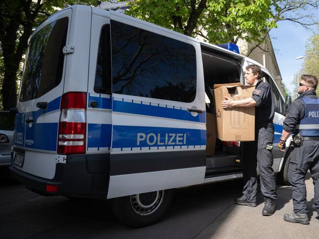03 May 2023, Rhineland-Palatinate, Mainz: Police officers unload a van with seized material from a raid in several German states against the Italian Mafia 'Ndrangheta at the Rhineland-Palatinate State Criminal Police Office. With a large-scale operation in several federal states, the police took action against members of the Italian Mafia 'Ndrangheta on Wednesday. Photo: Sebastian Gollnow/dpa (Photo by Sebastian Gollnow/picture alliance via Getty Images)