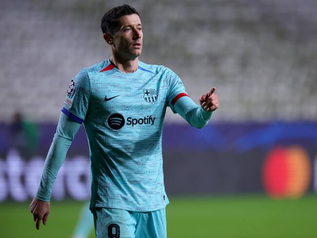 Antwerp (Belgium), 13/12/2023.- Robert Lewandowski of Barcelona gestures during the UEFA Champions League group stage soccer match between Royal Antwerp and FC Barcelona, in Antwerp, Belgium, 13 December 2023. (Liga de Campeones, Bélgica, Amberes) EFE/EPA/OLIVIER MATTHYS