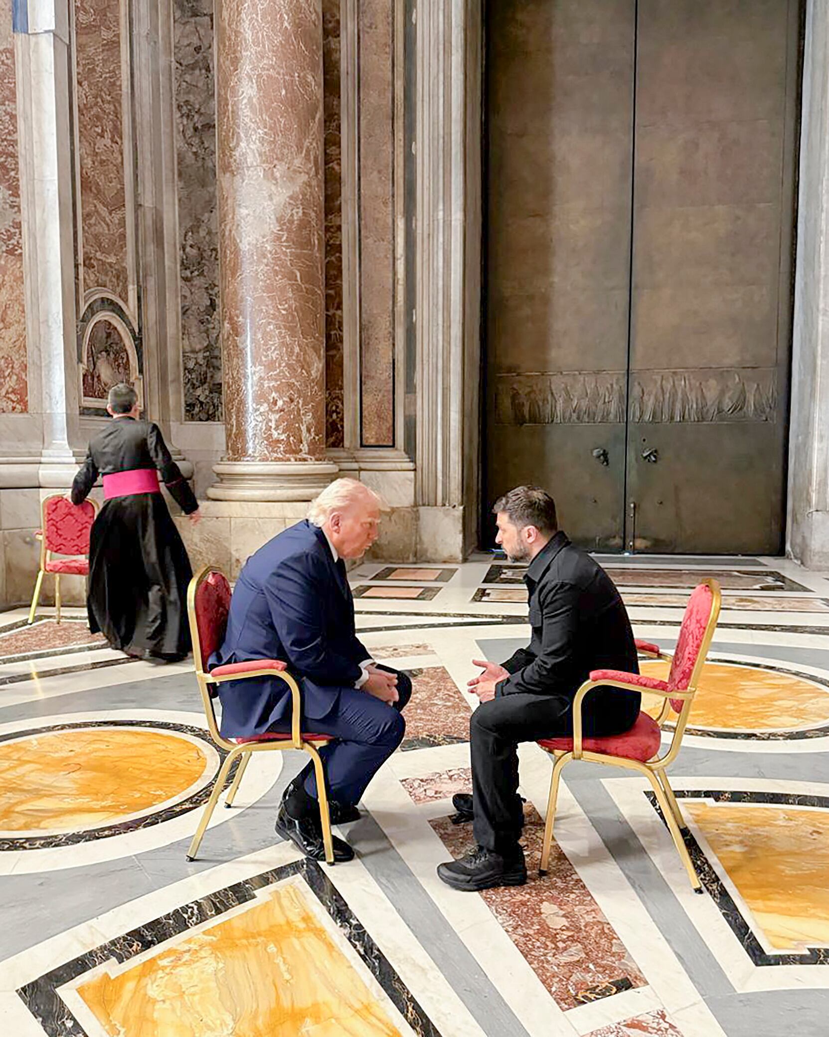 La foto del encuentro entre Trump y Zelenski en Roma antes del funeral del papa Francisco. Foto: EFE.