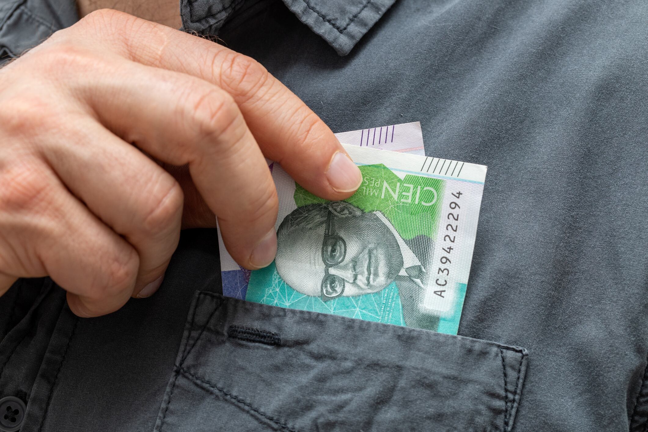 Imagen de referencia de billetes colombianos. Foto: Getty Images.