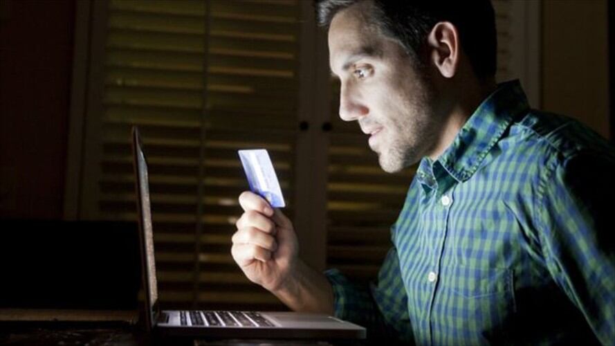 Cada vez son más los compradores que consumen a altas horas de la noche a través de internet.. Foto: BBC Mundo