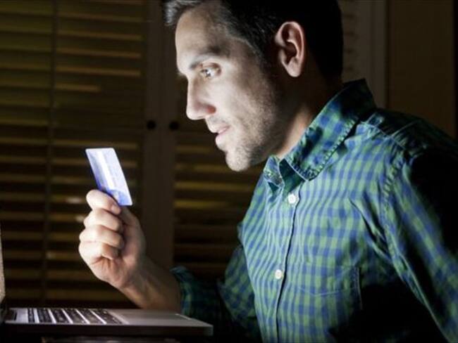 Cada vez son más los compradores que consumen a altas horas de la noche a través de internet.. Foto: BBC Mundo