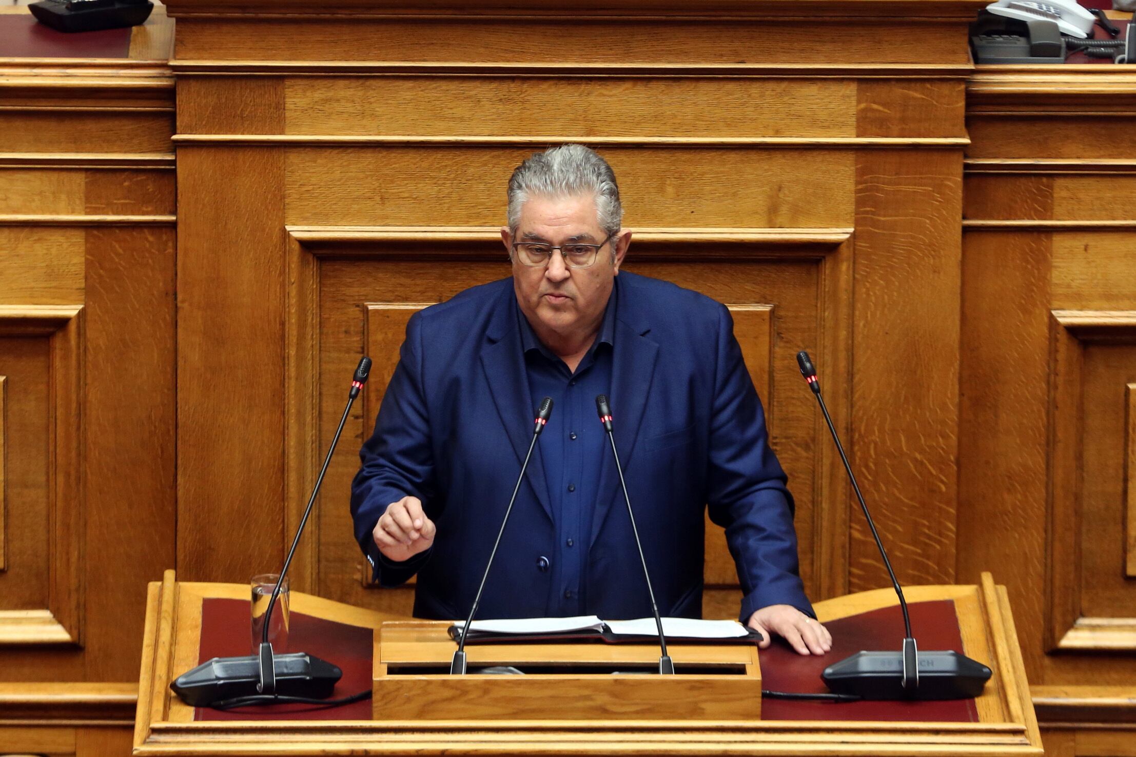 Atenas (Grecia), 15/02/2024.- El secretario general del Partido Comunista de Grecia (KKE) Dimitris Koutsoumpas, se dirige al parlamento durante el debate sobre el proyecto de ley de igualdad en el matrimonio. Foto: EFE/EPA/GEORGE VITSARAS