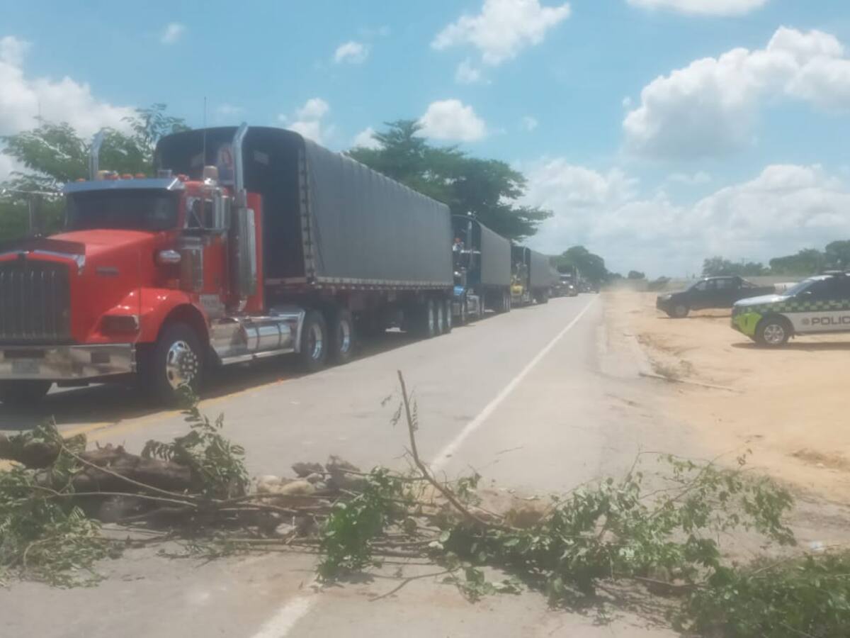 Campesinos bloquean la vía entre Aracataca y Fundación, Magdalena