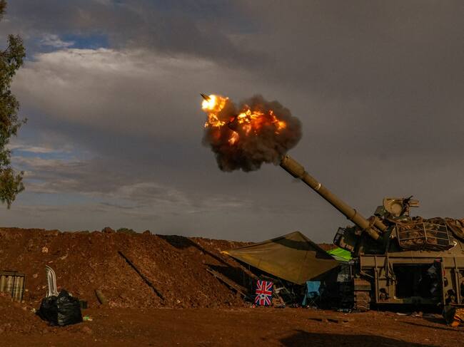 Artillería israelí dispara durante un ejercicio militar en los Altos del Golán junto a la frontera con Líbano. EFE/AYAL MARGOLIN