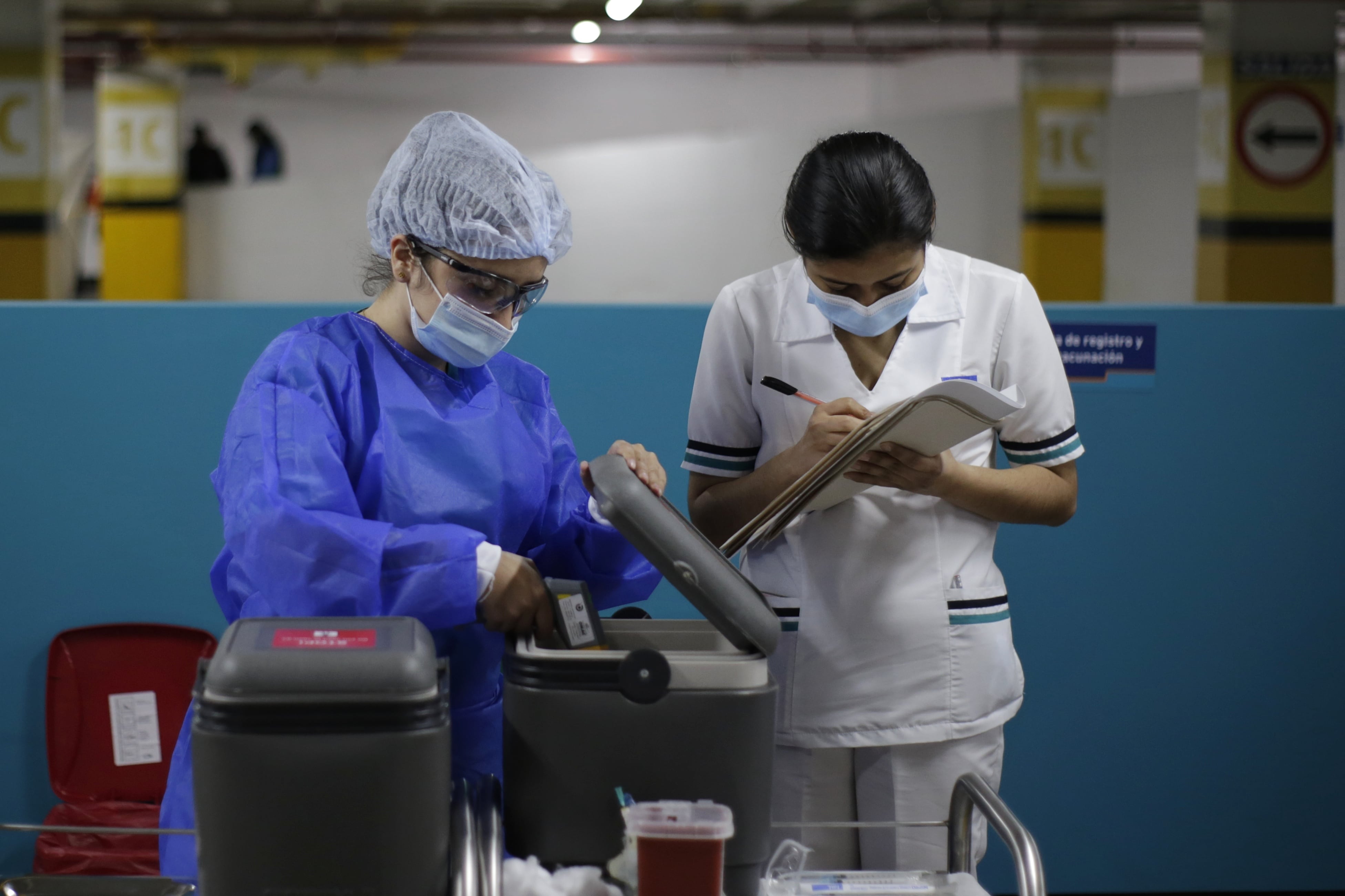 BOGOTÁ. 21 de julio de 2021. La Caja de Compensación Familiar Cafam a partir de ahora tendrá un solo punto de vacunación en Cafam Floresta para vacunar a los pacientes de Famisanar EPS, Red Cafam y Nueva EPS. (Colprensa - Álvaro Tavera)