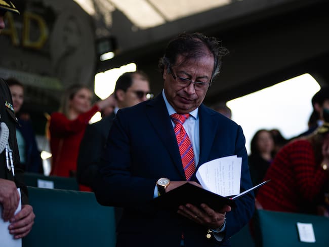 El presidente de Colombia, Gustavo Petro, en la Escuela Militar José María Córdova en Bogotá, Colombia, el 17 de diciembre de 2022. Foto de Sebastian Barros/NurPhoto a través de Getty Images.