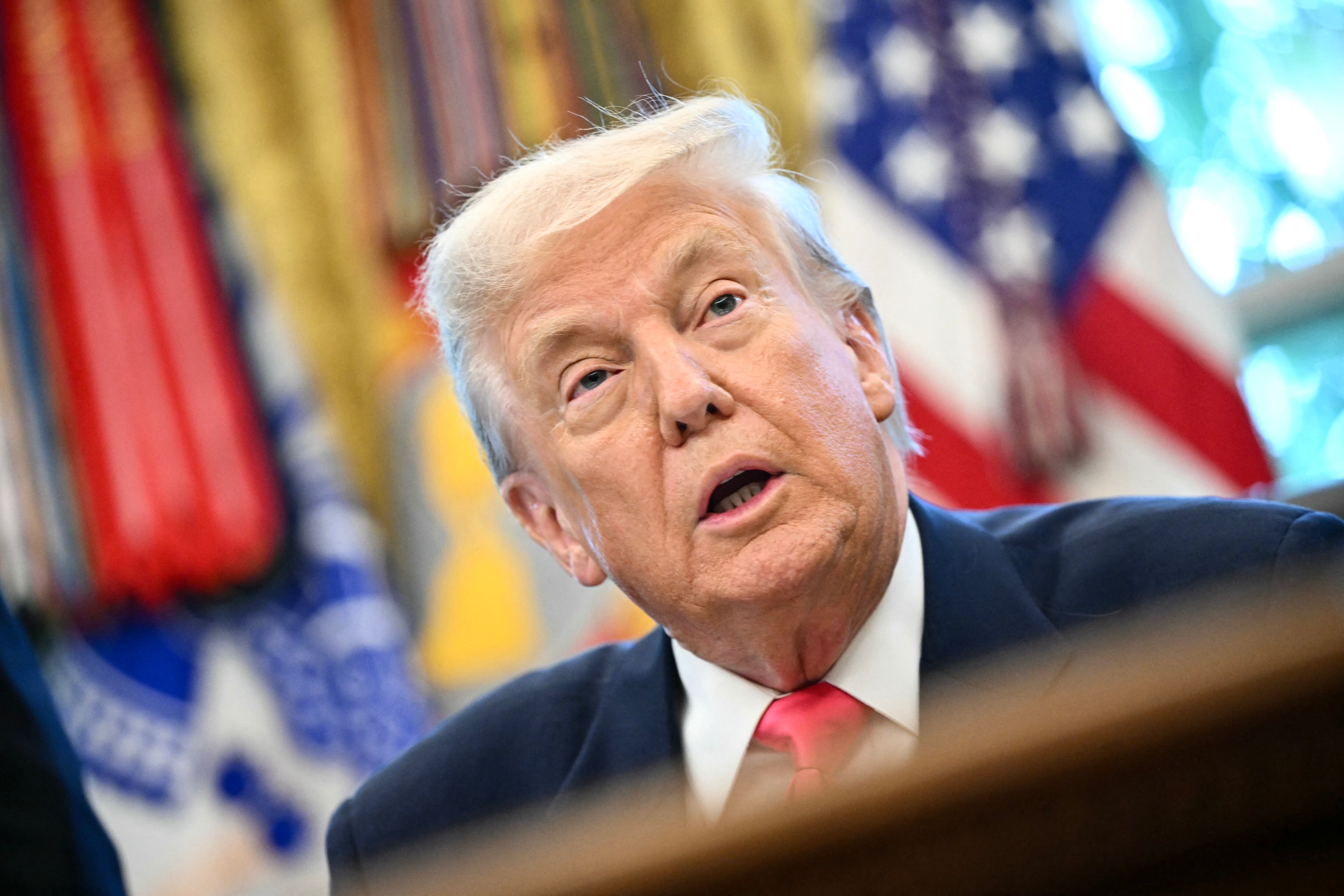 El presidente estadounidense Donald Trump habla en la Oficina Oval de la Casa Blanca en Washington D.C., el 14 de agosto de 2025. (Foto de MANDEL NGAN/AFP vía Getty Images)