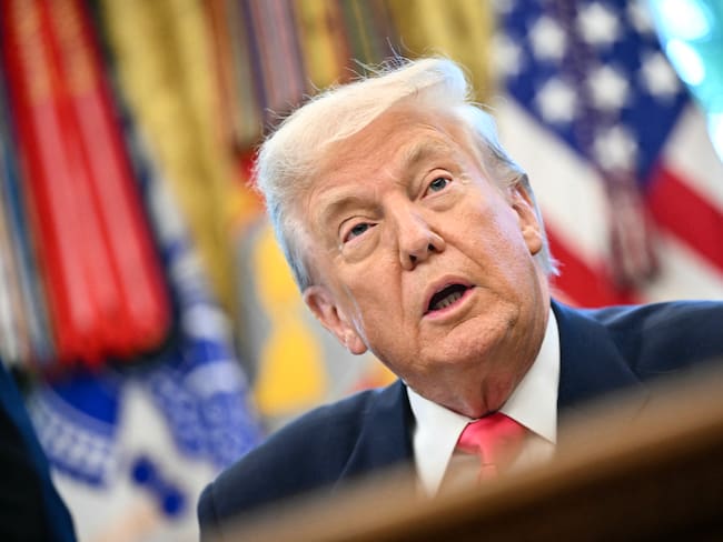 El presidente estadounidense Donald Trump habla en la Oficina Oval de la Casa Blanca en Washington D.C., el 14 de agosto de 2025. (Foto de MANDEL NGAN/AFP vía Getty Images)