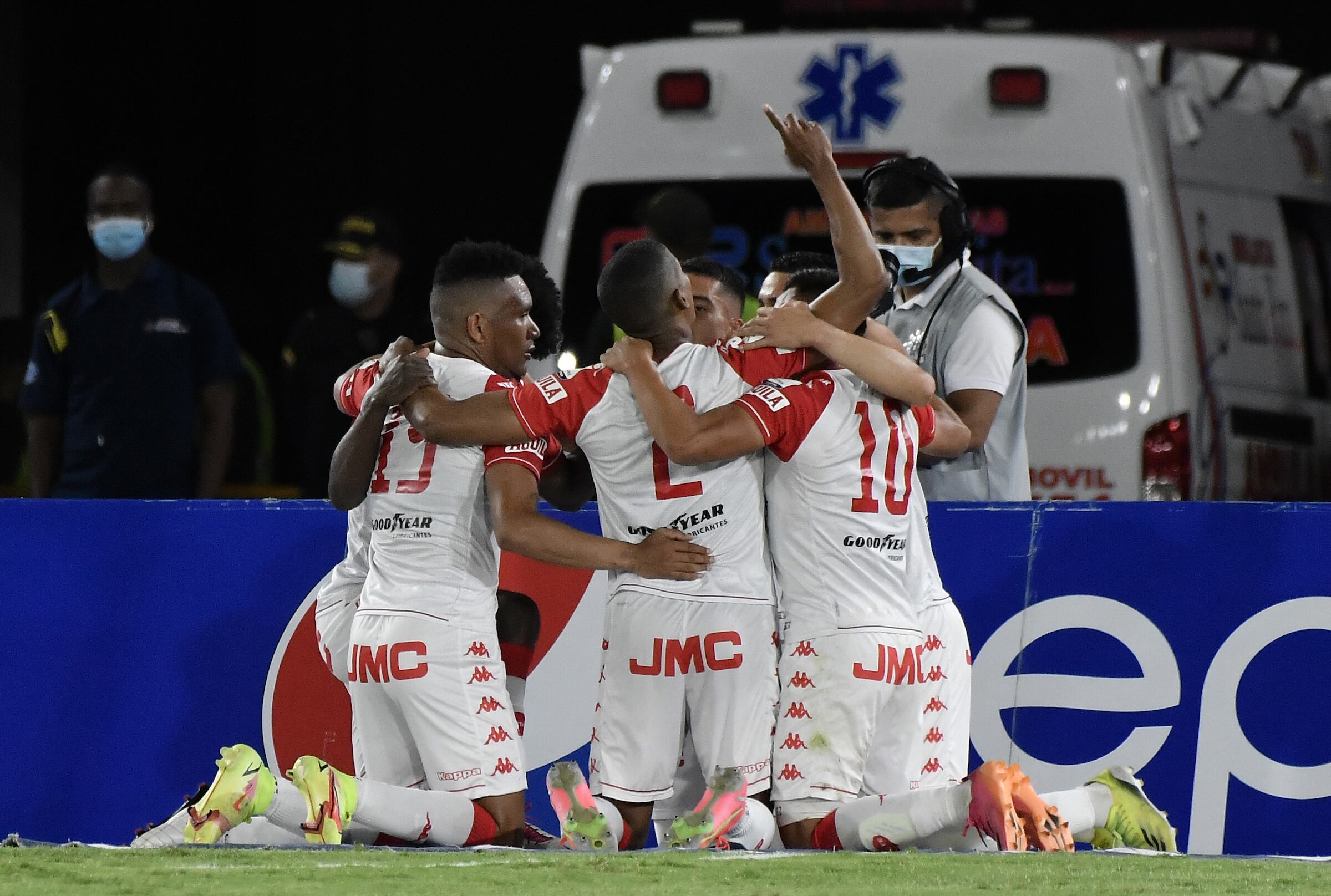 Jugadores de Independiente Santa Fe 2021 celebrando gol ante el América de Cali en El Campín