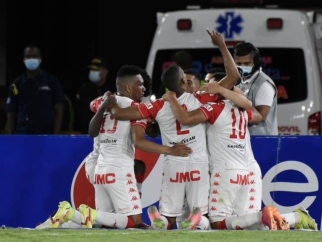 Jugadores de Independiente Santa Fe 2021 celebrando gol ante el América de Cali en El Campín