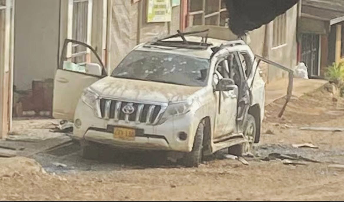 Una camioneta en la que, al parecer, se movilizaban integrantes de un grupo armado ilegal, resultó impactada. Crédito: Red de Apoyo Cauca.