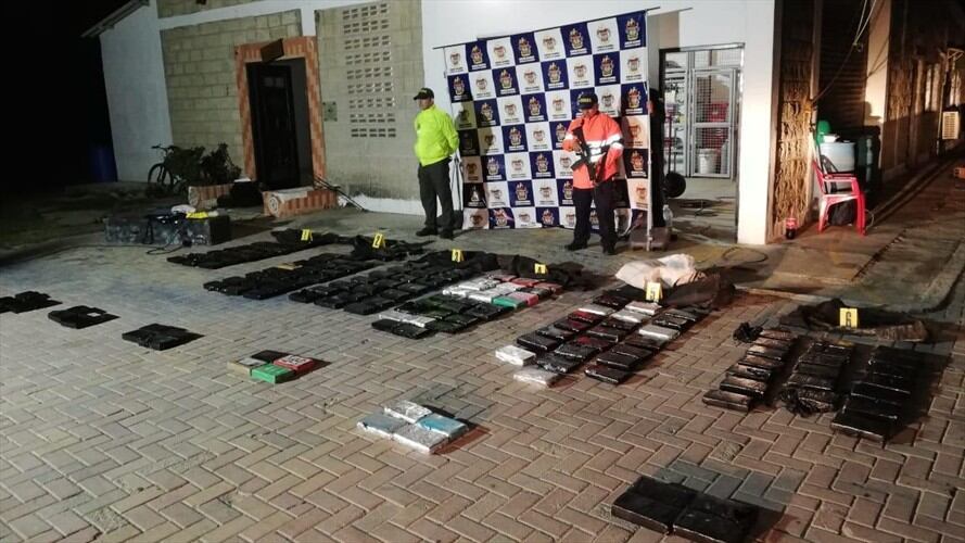 Un total de 155 kilos de cocaína listos para exportación fueron hallados al interior de una caleta subterránea. Foto: Policía Nacional