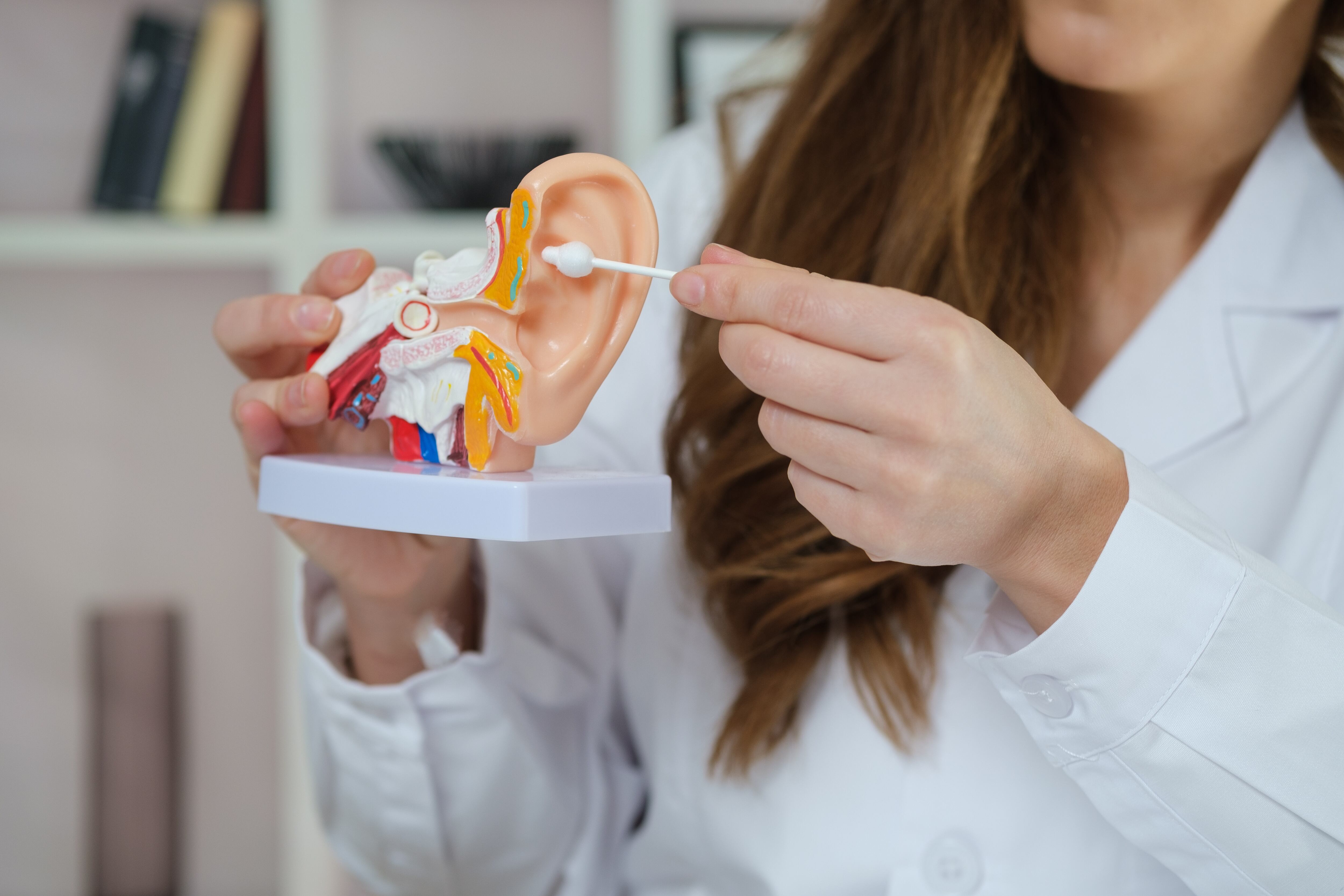 La manera correcta de lavarse los oídos en caso de tener una obstrucción por cera