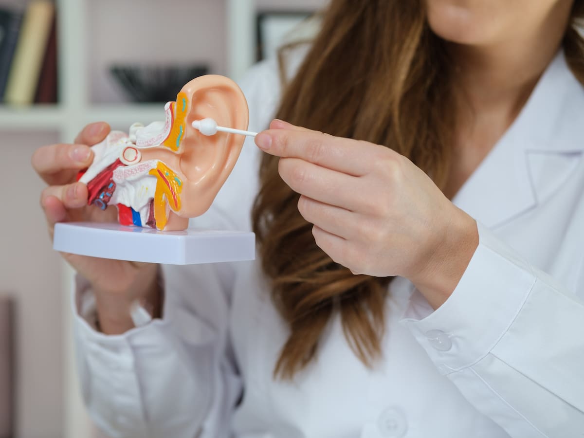 La manera correcta de lavarse los oídos en caso de tener una obstrucción por cera