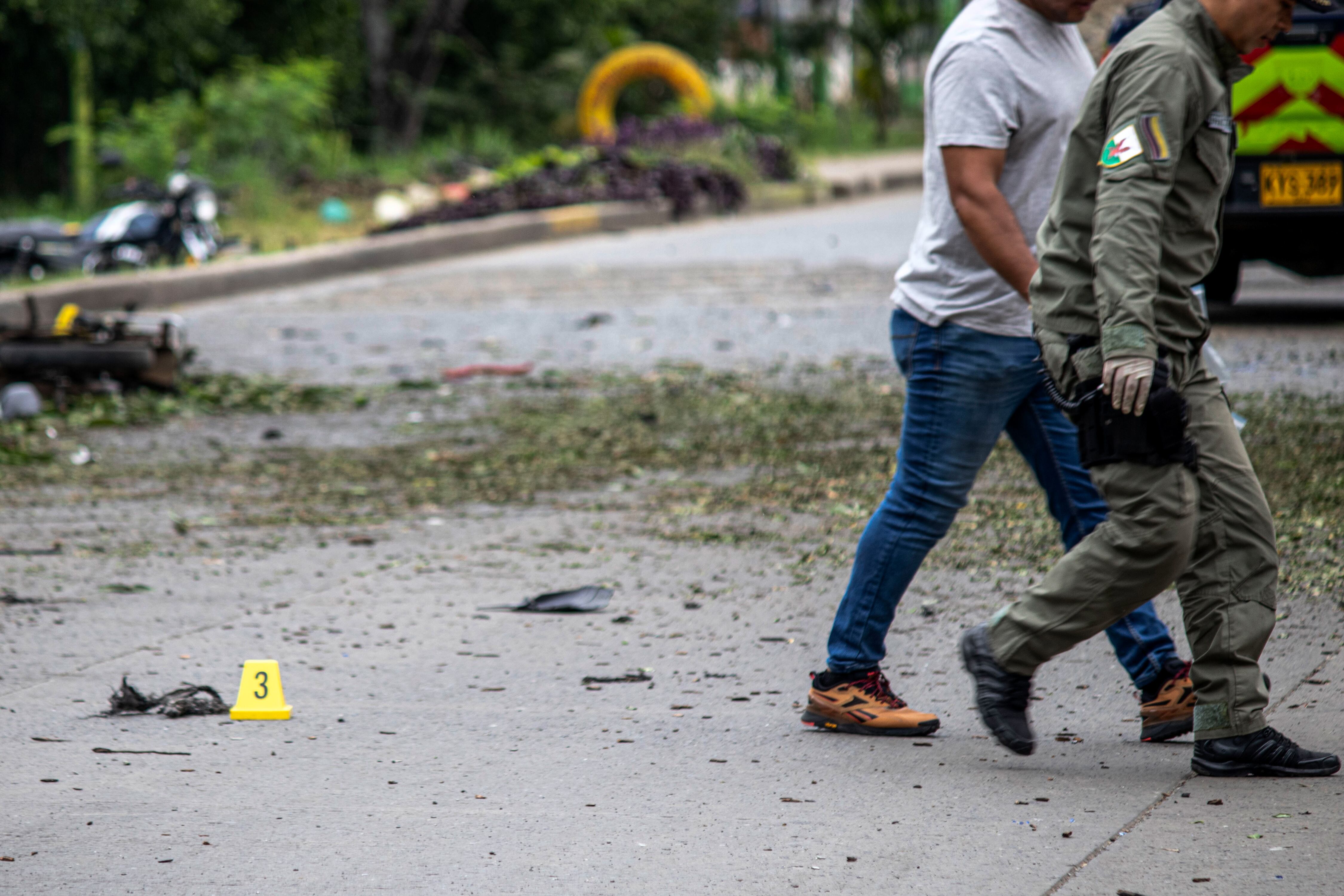 Imagen de referencia de miembros de Criminalística examinando el lugar de una explosión en Jamundí, del 8 de noviembre de 2024. Sebastián Marmolejo/ Universal Images Group vía Getty Images