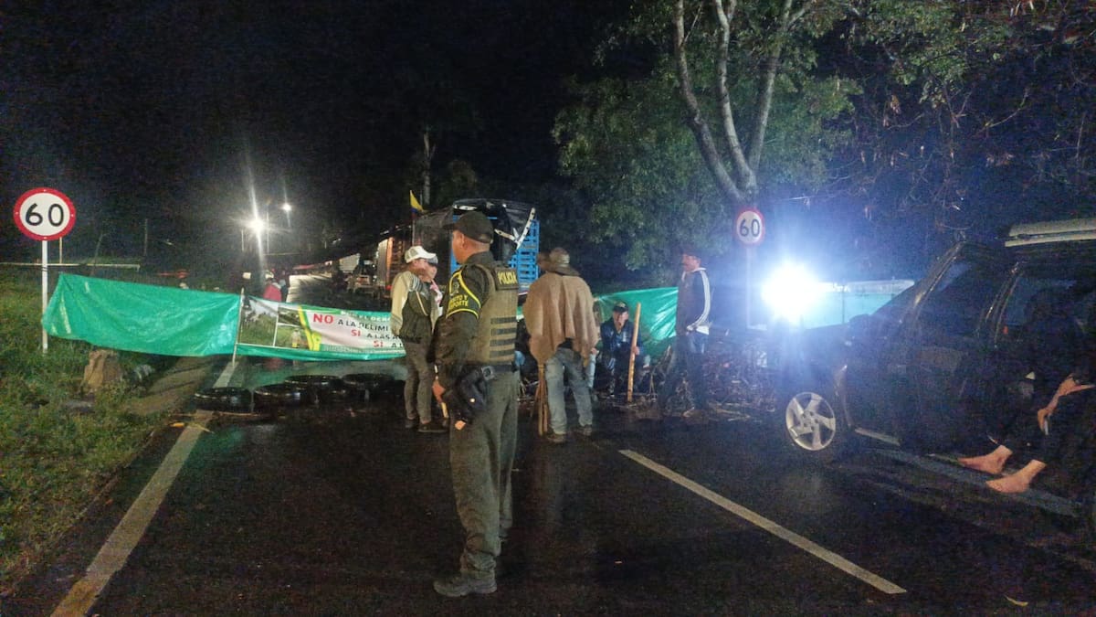 Campesinos bloquean dos puntos en la vía Cúcuta - Bucaramanga