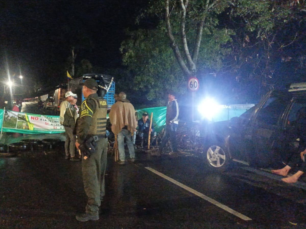 Campesinos bloquean dos puntos en la vía Cúcuta - Bucaramanga