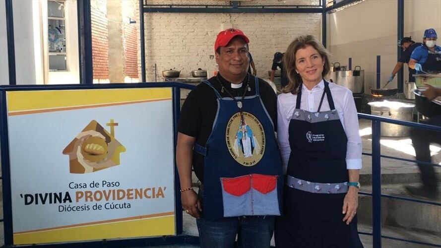 Caroline Kennedy, política, embajadora e hija de John F. Kennedy y Jacqueline Kennedy, realizó una visita relámpago en la frontera colombo-venezolana. Foto: Cortesía sacerdote David Cañas
