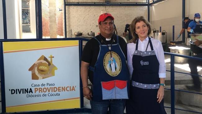 Caroline Kennedy, política, embajadora e hija de John F. Kennedy y Jacqueline Kennedy, realizó una visita relámpago en la frontera colombo-venezolana. Foto: Cortesía sacerdote David Cañas