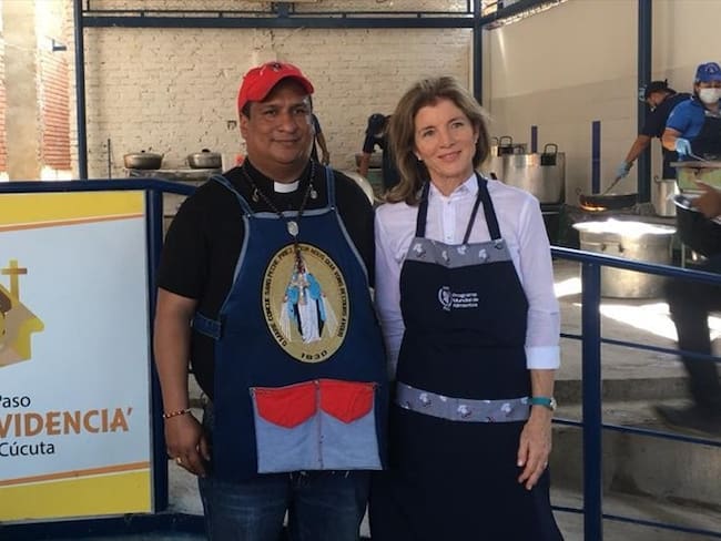 Caroline Kennedy, política, embajadora e hija de John F. Kennedy y Jacqueline Kennedy, realizó una visita relámpago en la frontera colombo-venezolana. Foto: Cortesía sacerdote David Cañas