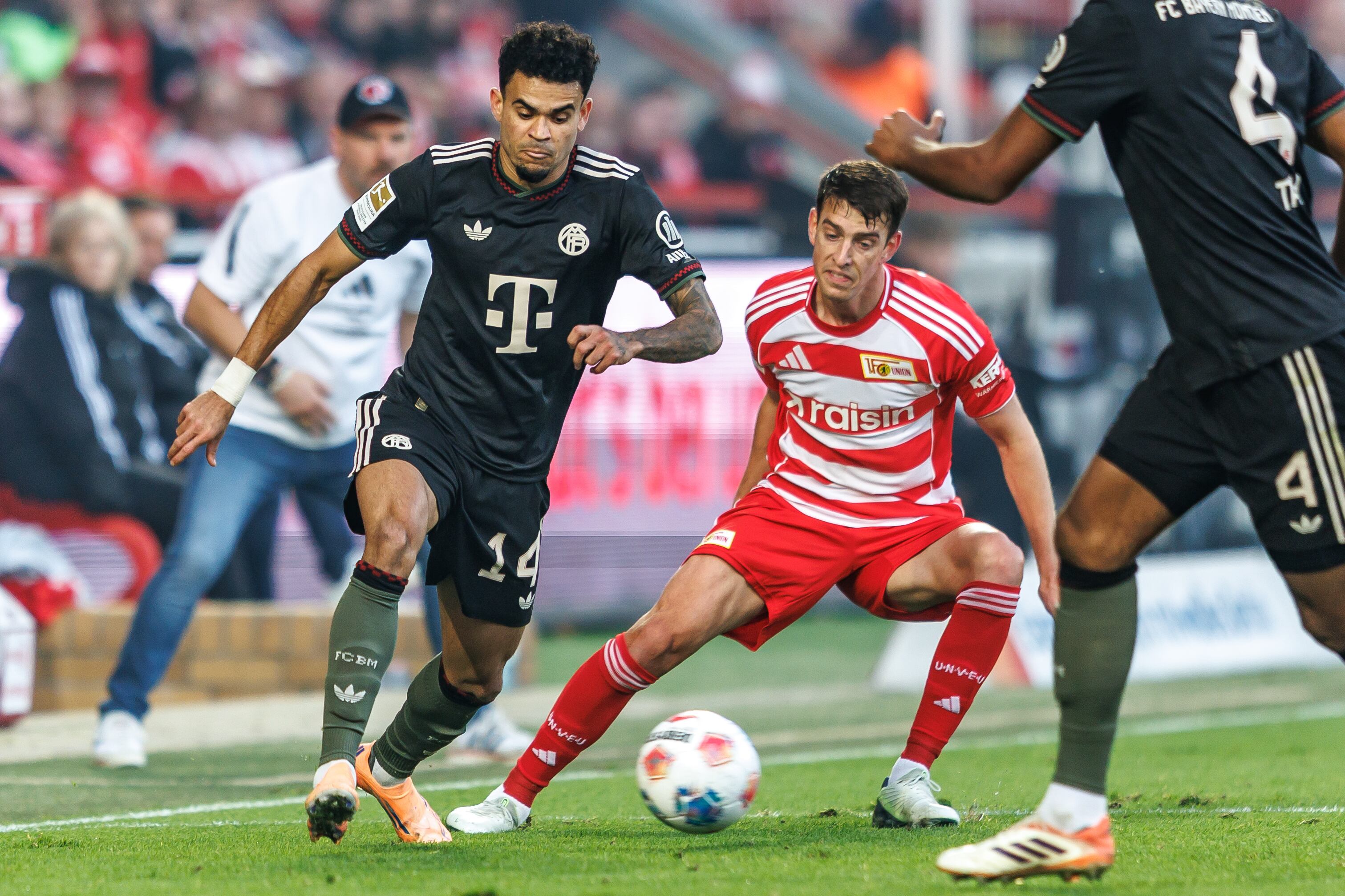 Luis Díaz y Janik Haberer durante el Bayern Múnich vs. Union Berlin. FOTO: Andreas Gora/Getty Images
