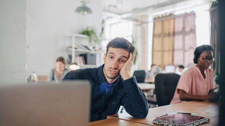 Estudia revela por qué el tiempo pasa más lento cuando se está aburrido