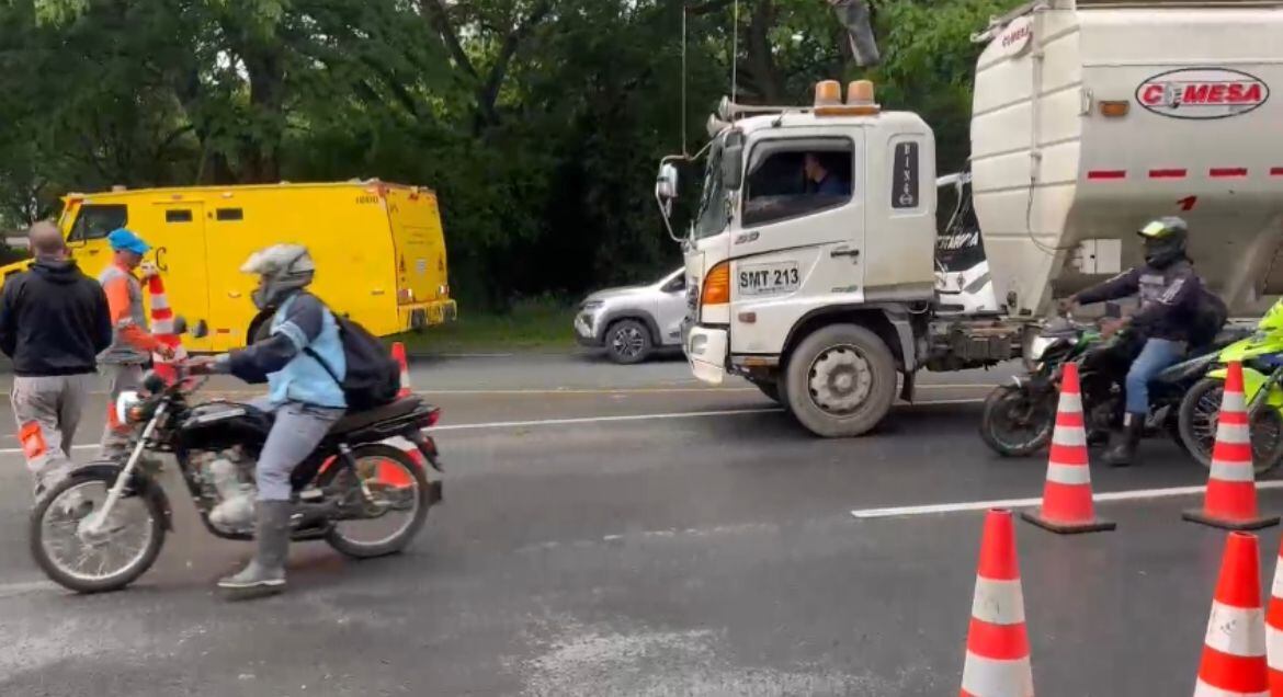 Los cilindros, que presentaban mensajes alusivos a las disidencias de las FARC, generaron preocupación entre los conductores. Foto: Cortesía.