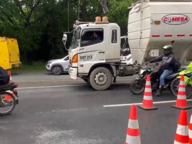 Los cilindros, que presentaban mensajes alusivos a las disidencias de las FARC, generaron preocupación entre los conductores. Foto: Cortesía.