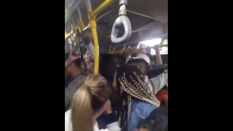 Los jóvenes compartieron la marihuana con otros usuarios. Foto: captura