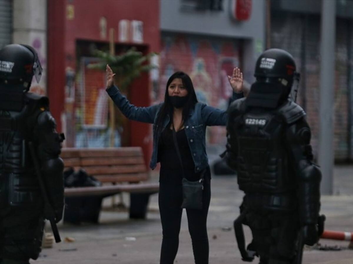 Gobierno prohíbe uso de armas de fuego por parte de policías que intervengan en protestas