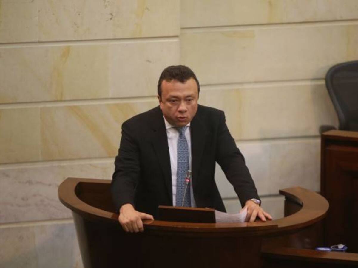 Exsenador Eduardo Pulgar estaría interviniendo el manejo de hospital en Soledad