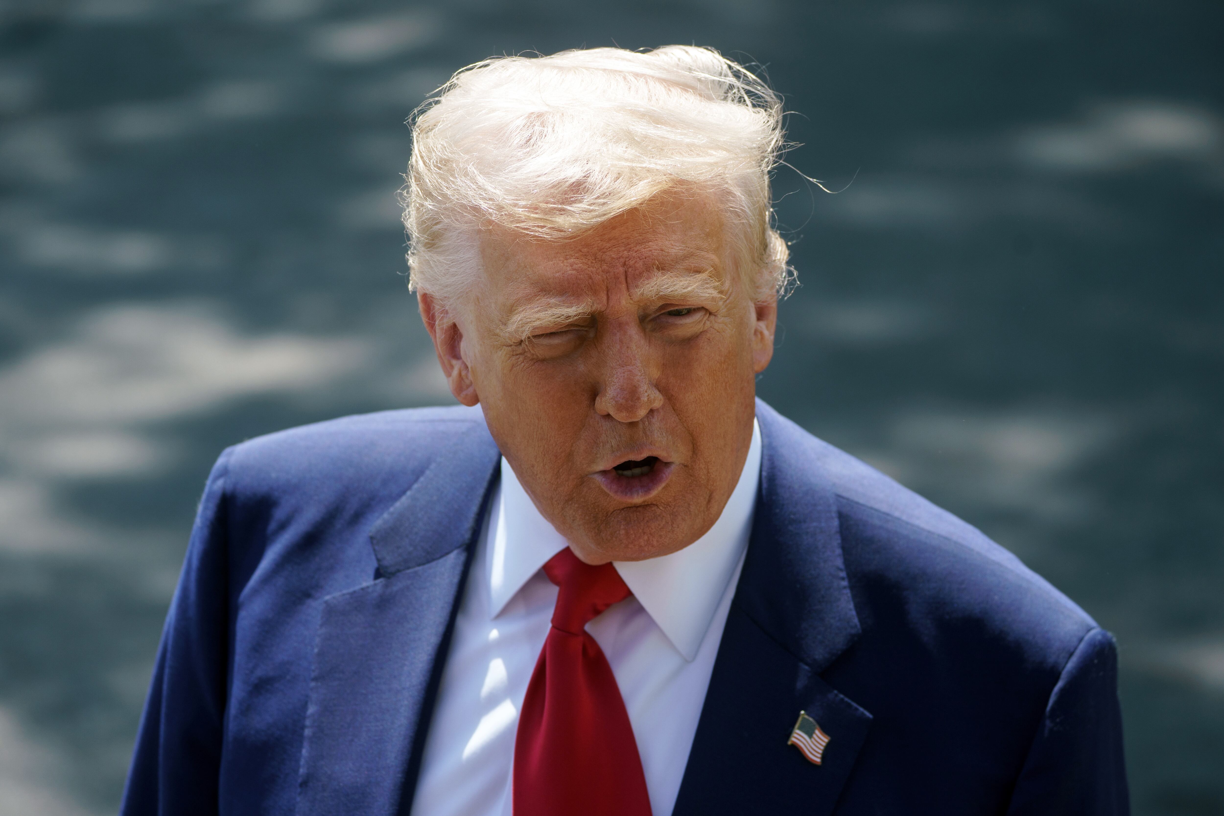 Presidente estadounidense Donald Trump durante una conferencia previo a su viaje a Michigan. FOTO: EFE/EPA/WILL OLIVER