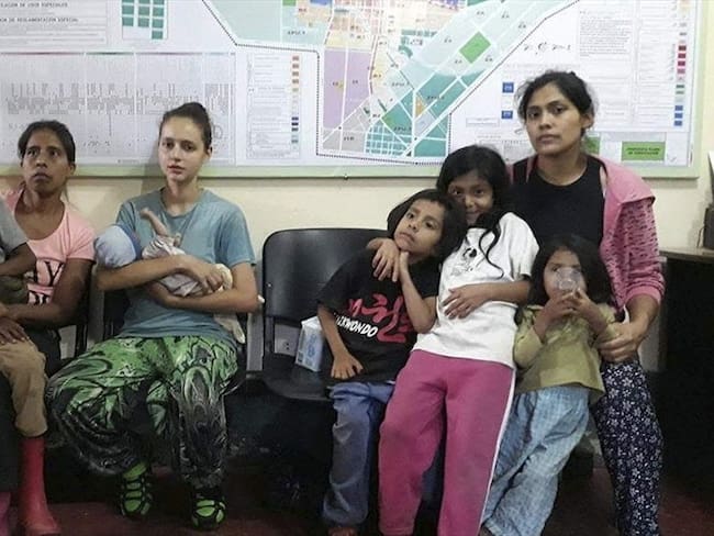 Patricia, con su bebé, acompañada de las dos mujeres y cuatro menores que estaban en el campamento de la secta. Foto: Associated Press - AP
