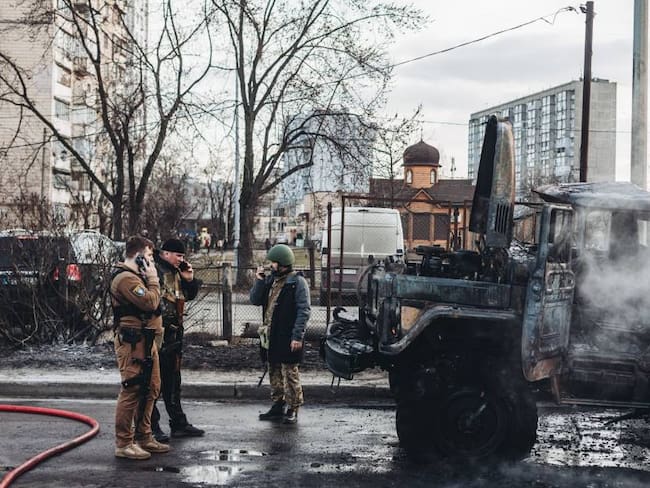 Bomberos ucranianos intentan apagar las llamas por un bombardeo ruso. Foto: Getty Images