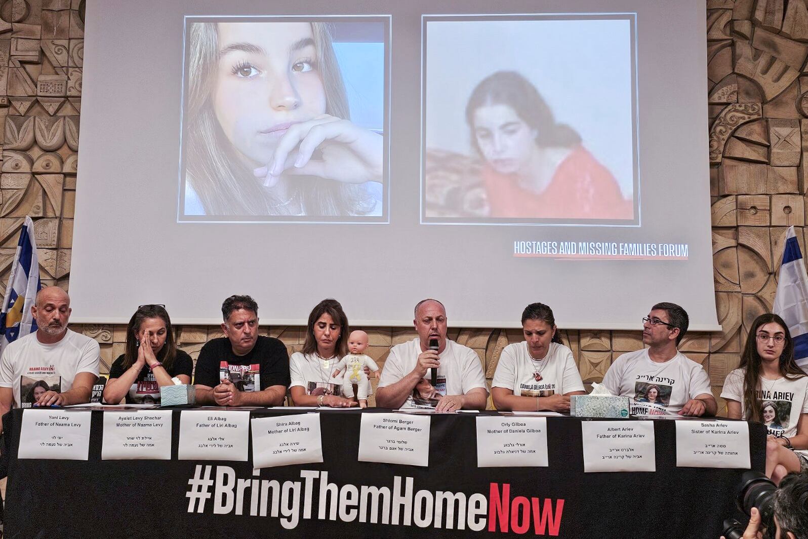 Familiares de soldados de observación del Ejército de Israel que fueron secuestradas por Hamás en el ataque del 7 de octubre difundieron fotos. Foto: EFE/ Paulina Patimer