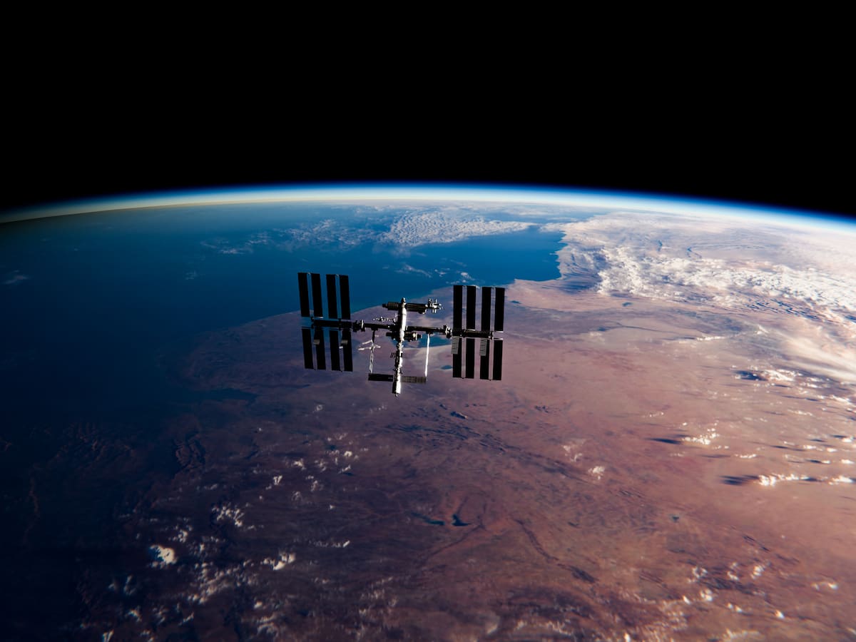 NASA decidirá cómo traer de vuelta a dos astronautas varados en la EEI