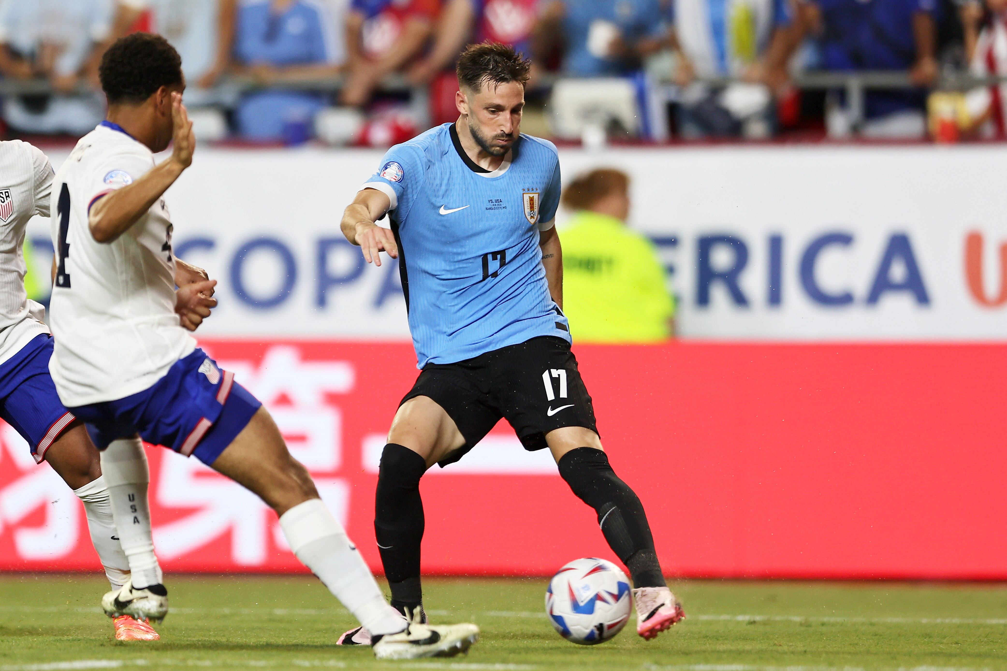 Kansas City (United States), 01/07/2024.- Cameron Carter-Vickers of the United States (L) and Uruguay defender Matias Vina in action during a CONMEBOL Copa America group C soccer match in Kansas City, Missouri, USA, 01 July 2024. (Estados Unidos) EFE/EPA/WILLIAM PURNELL