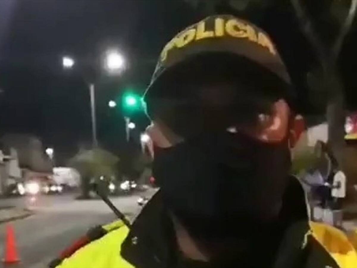 Apartan del cargo a Policía que multó a una pareja que salía de un restaurante en Cali